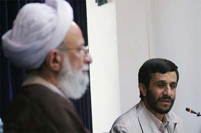 علما را تحریک و وارد بازی سیاسی با احمدی‌نژاد کردند | آقای مصباح حرف‌هایی زد که ما شرم می‌کنیم | احمدی‌نژاد از حرف و تفکراتش برنمی‌گردد
