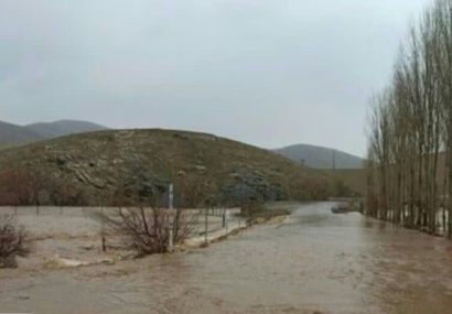 طغیان رودخانه‌های فصلی سبب بسته شدن ۲ جاده در مرکز سیستان و بلوچستان شد