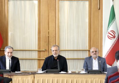 پزشکیان: اگر با برنامه و در چارچوب سیاست های نظام عمل کنیم، مشکلات حل شدنی است