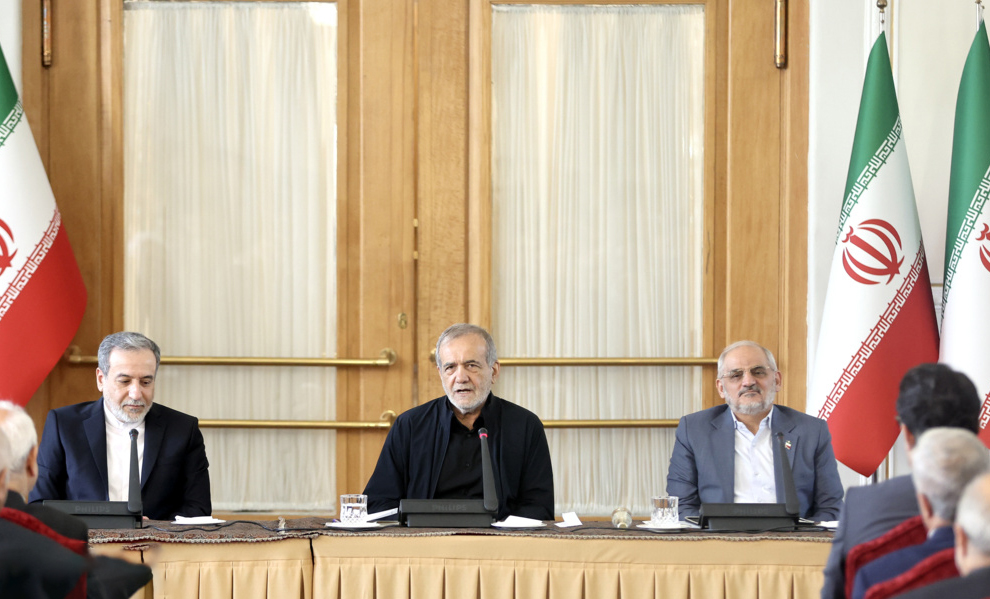 پزشکیان: اگر با برنامه و در چارچوب سیاست های نظام عمل کنیم، مشکلات حل شدنی است