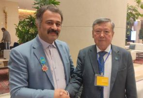 نشان طلای «۵۶۰ سالگی خان‌نشین قزاق» به شاعر و نویسنده ایرانی اهدا شد