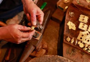 تکنرخی شدن ارز و وضعیت ملتهب صنایع دستی ایران تکنرخی شدن ارز و وضعیت ملتهب صنایع دستی ایران