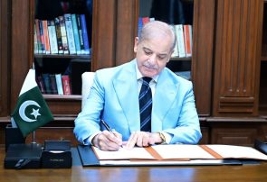 نخست وزیر پاکستان، به عنوان میانجی، یادداشت تفاهم اسلام آباد را امضا کرد نخست وزیر پاکستان، به عنوان میانجی، یادداشت تفاهم اسلام آباد را امضا کرد