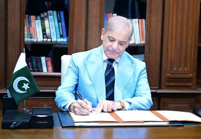 نخست وزیر پاکستان، به عنوان میانجی، یادداشت تفاهم اسلام آباد را امضا کرد نخست وزیر پاکستان، به عنوان میانجی، یادداشت تفاهم اسلام آباد را امضا کرد