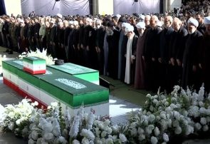 اقامه نماز بر پیکر مطهر مجاهد شهید امام خامنهای و خانواده ایشان اقامه نماز بر پیکر مطهر مجاهد شهید امام خامنهای و خانواده ایشان