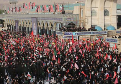 پوشش زنده رسانههای جهان از سیل جمعیت در تشییع رهبر شهید در قم پوشش زنده رسانههای جهان از سیل جمعیت در تشییع رهبر شهید در قم